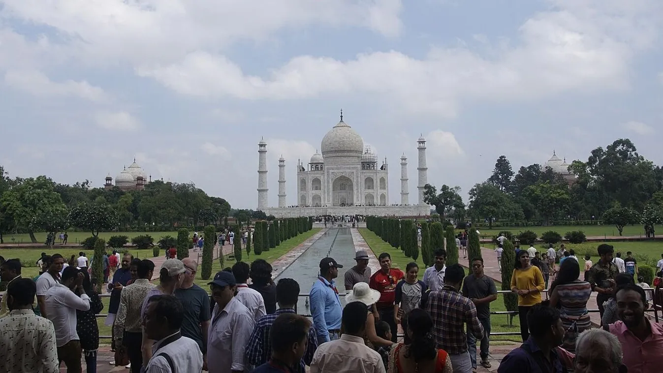 A Taj Mahal is csalódást kelt, elsősorban a hatalmas tömeg és a kígyózó sorok miatt.
