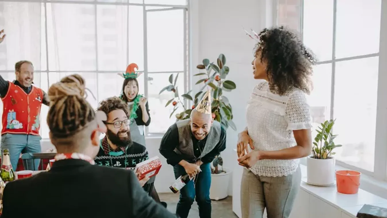 Karácsonyi buli a munkahelyen – miért végződik balesettel minden második ünneplés?