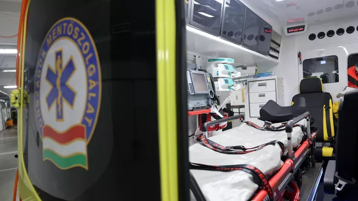 Tragédia kora reggel: teherautó és kocsi karambolozott