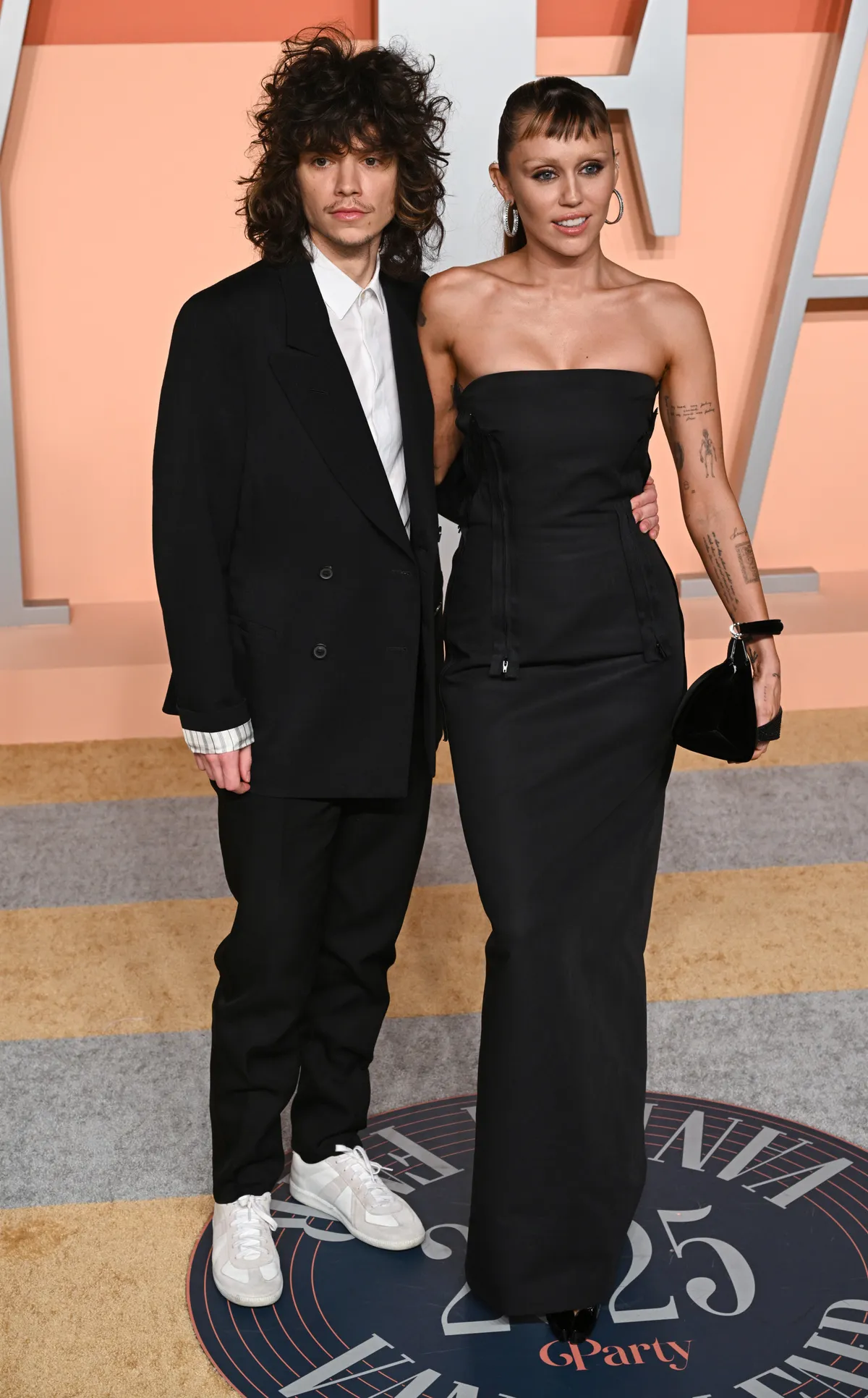 Miley Cyrus Maxx Morando-val való kapcsolatát próbálja elrejteni a reflektorfény elől, ezért csak ritkán mutatkoznak együtt nyilvános eseményeken