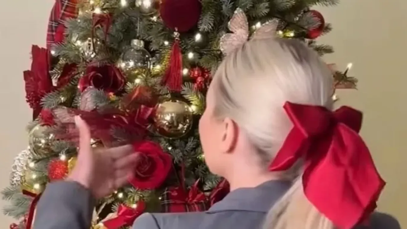 Tolvai Reni is az új divatlázban ég: Óriási masnik hódítják meg a sztárok karácsonyát