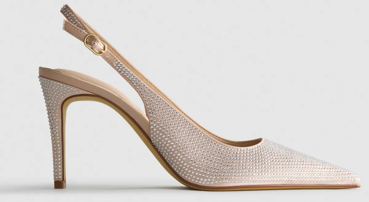 Női divat 50 felett: apró köves körömcipő.