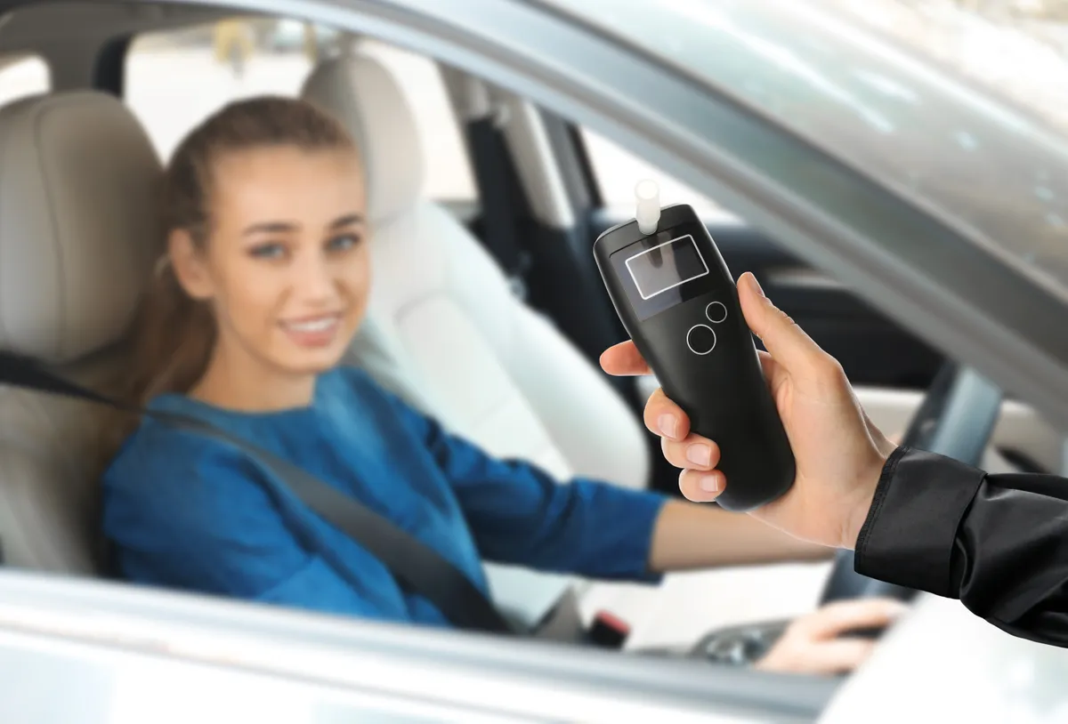 Egy autóban ülő nő is megtapasztalta, hogy a szondáztatás eredményét sok minden befolyásolhatja.