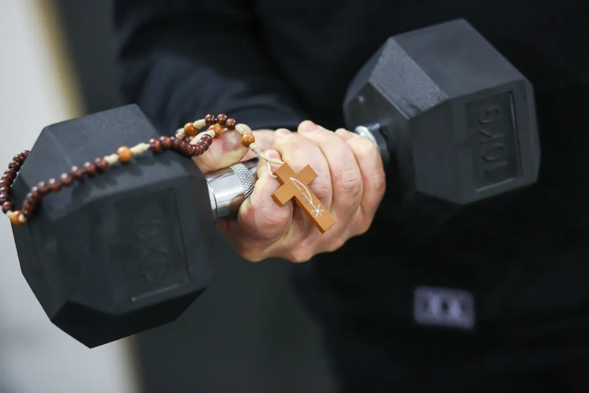 Kézisúlyzóra kötött rózsafüzér