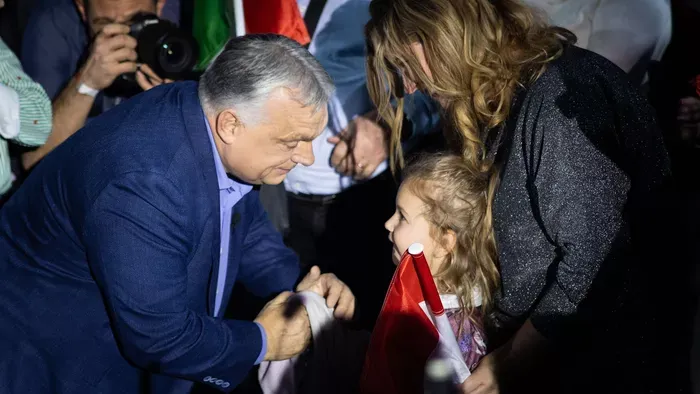 Így érkezett meg a Háborúellenes Gyűlésre Orbán Viktor