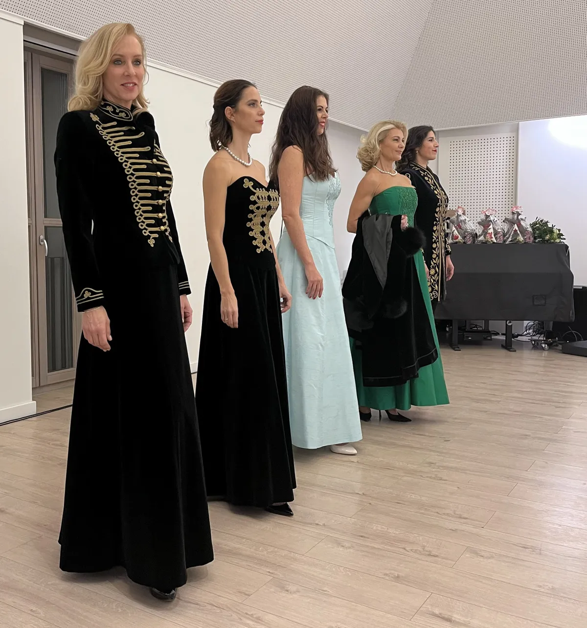 Rogán-Szendrei Cecília árva gyerekeket támogatott.