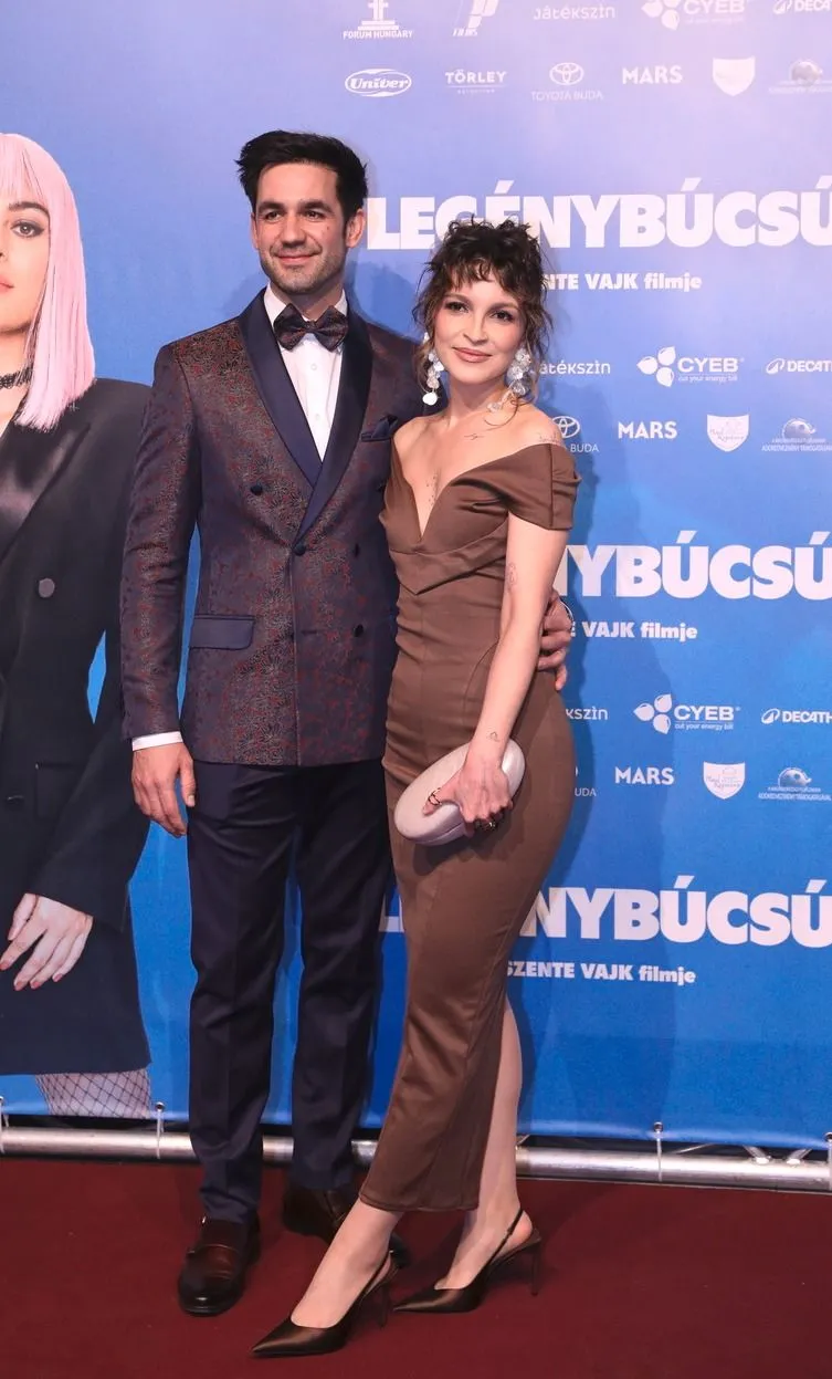 Fehér Tibor feleségével érkezett a Legénybúcsú premierjére.