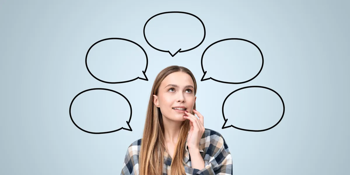 Villámgyorsan mérlegelő nő egy döntés előtt