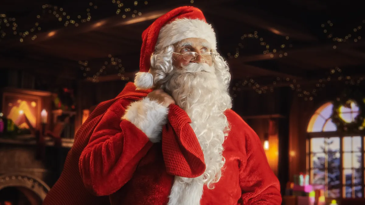 Mikulás piros arccal, nehéz zsákkal a hátán.