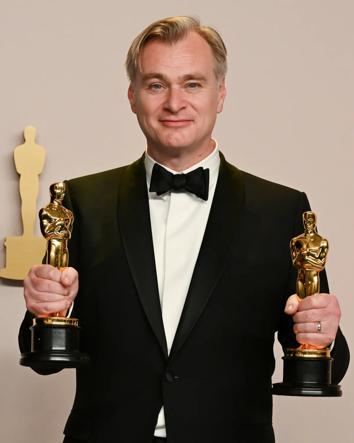 Christopher Nolan a 2024-es Oscar-gálán az Oppenheimerért kapott díjaival.