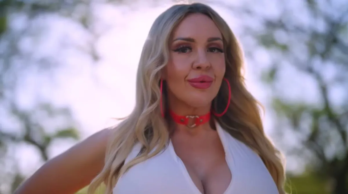 Mandy túlsúlyos, önbizalomhiányos fiatal volt, most élő Barbie-baba.