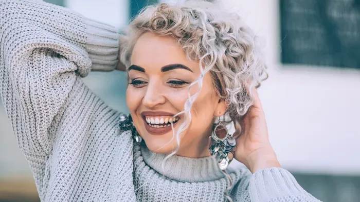 Ősz haj ápolása mesterfokon: így lesz fényes és egészséges