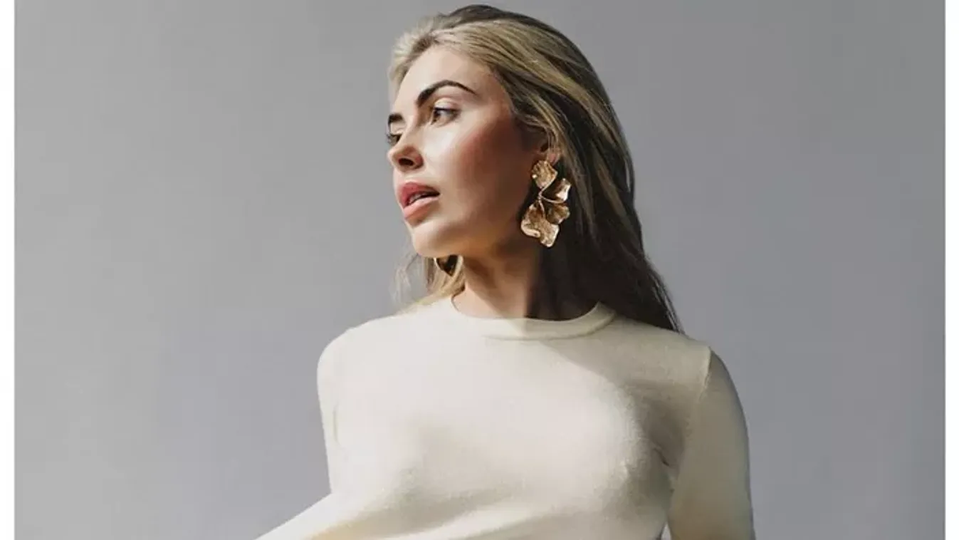 Szuperszexi fehérneműben csábít a megcsalt focistabarátnő