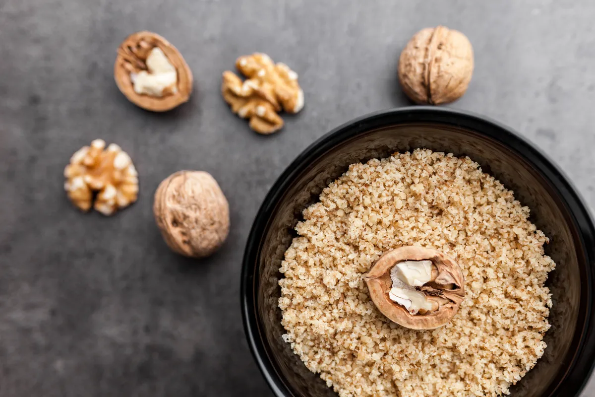 A darált dió tárolása tányérban.