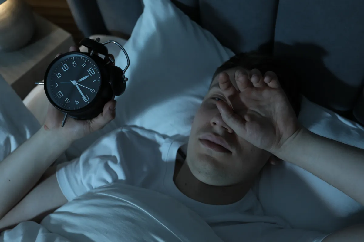 Fiatal férfi hajnali ébredéskor