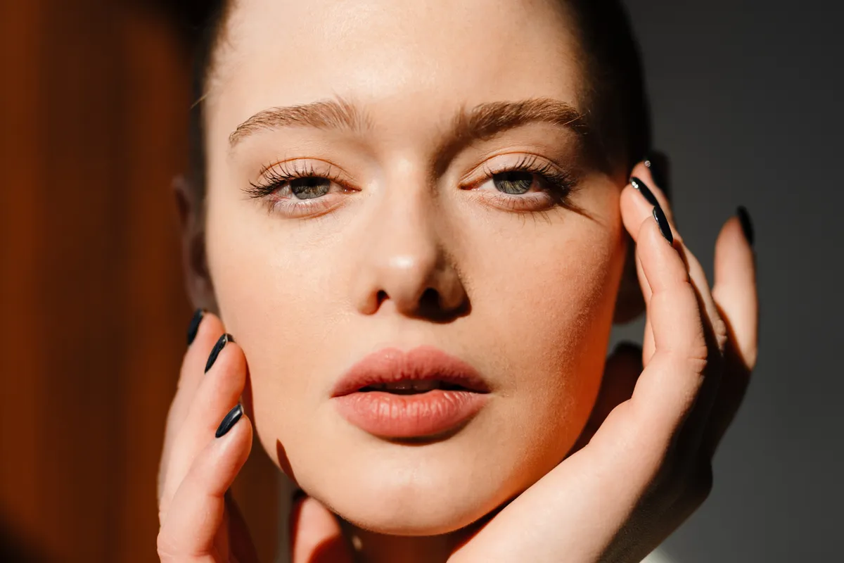 Egy nő, aki megfogadta arcvékonyítási tippjeinket.