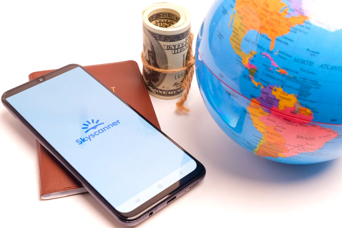 ár-összehasonlító alkalmazás mobilo, dollár köteg és földgömb.