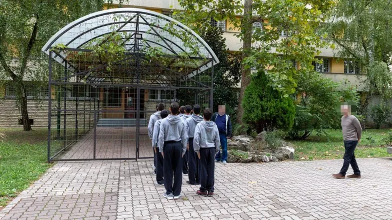 Szexuális erőszak, emberölés, terrorcselekménnyel fenyegetés – ezért tartják fogva a Szőlő utcai fiatalokat