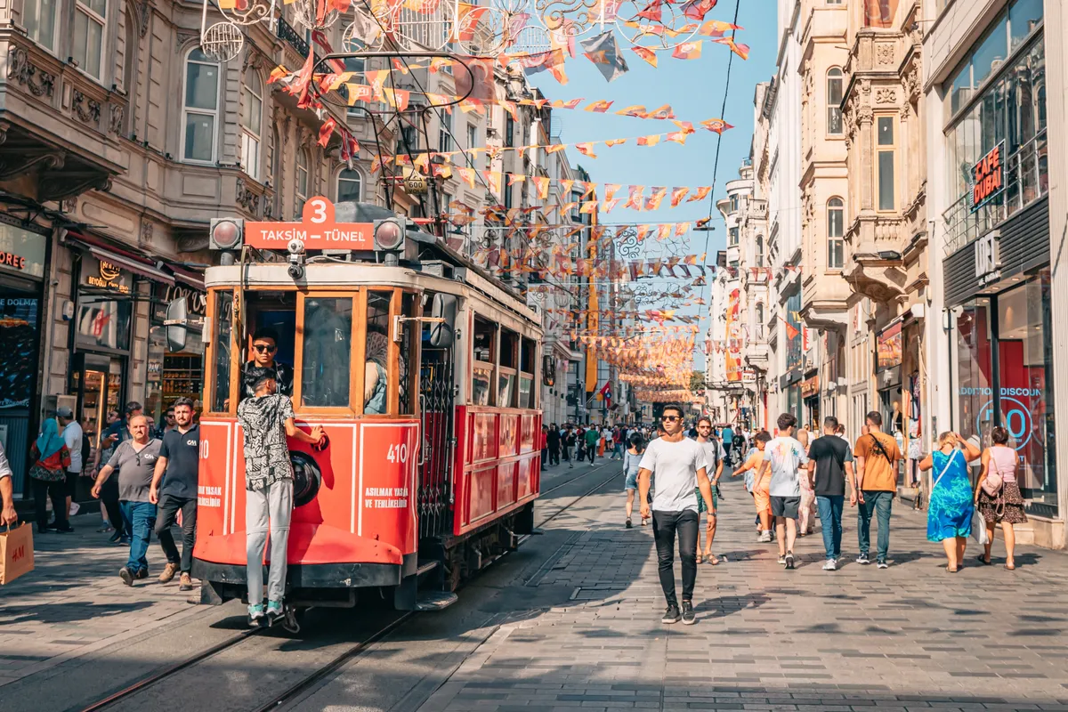 Az isztambuli nosztalgia villamos is a világ leghíresebb villamosainak egyike.