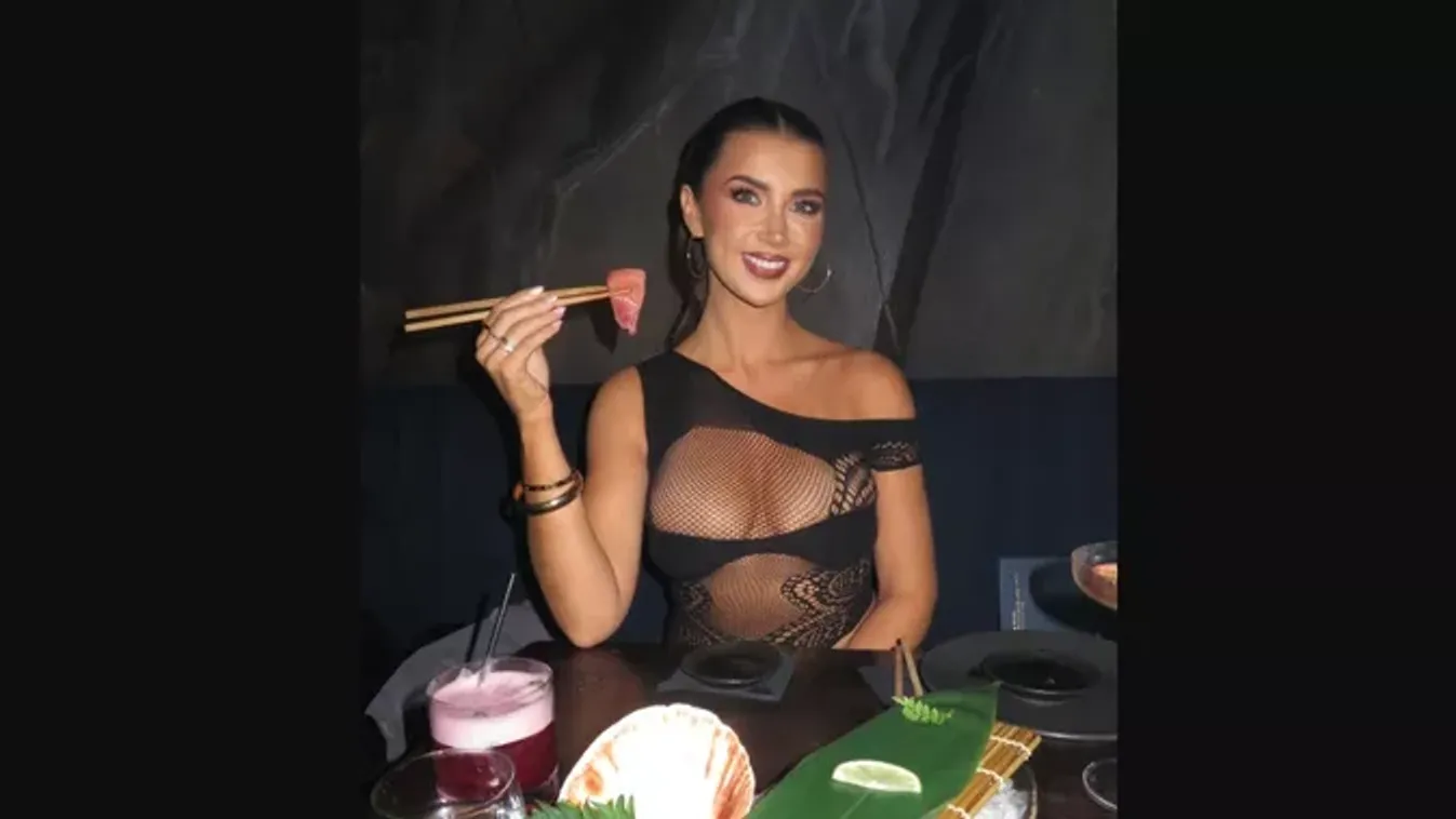 Csak egy kis háló takarta a műsorvezetőnő hatalmas melleit: átlátszó ruhában villantott