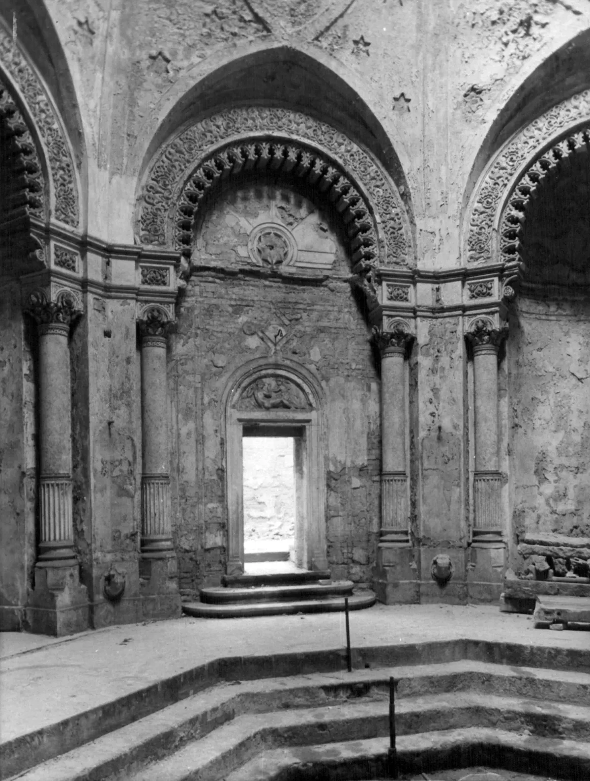 A romos Rác-fürdő medencéje.