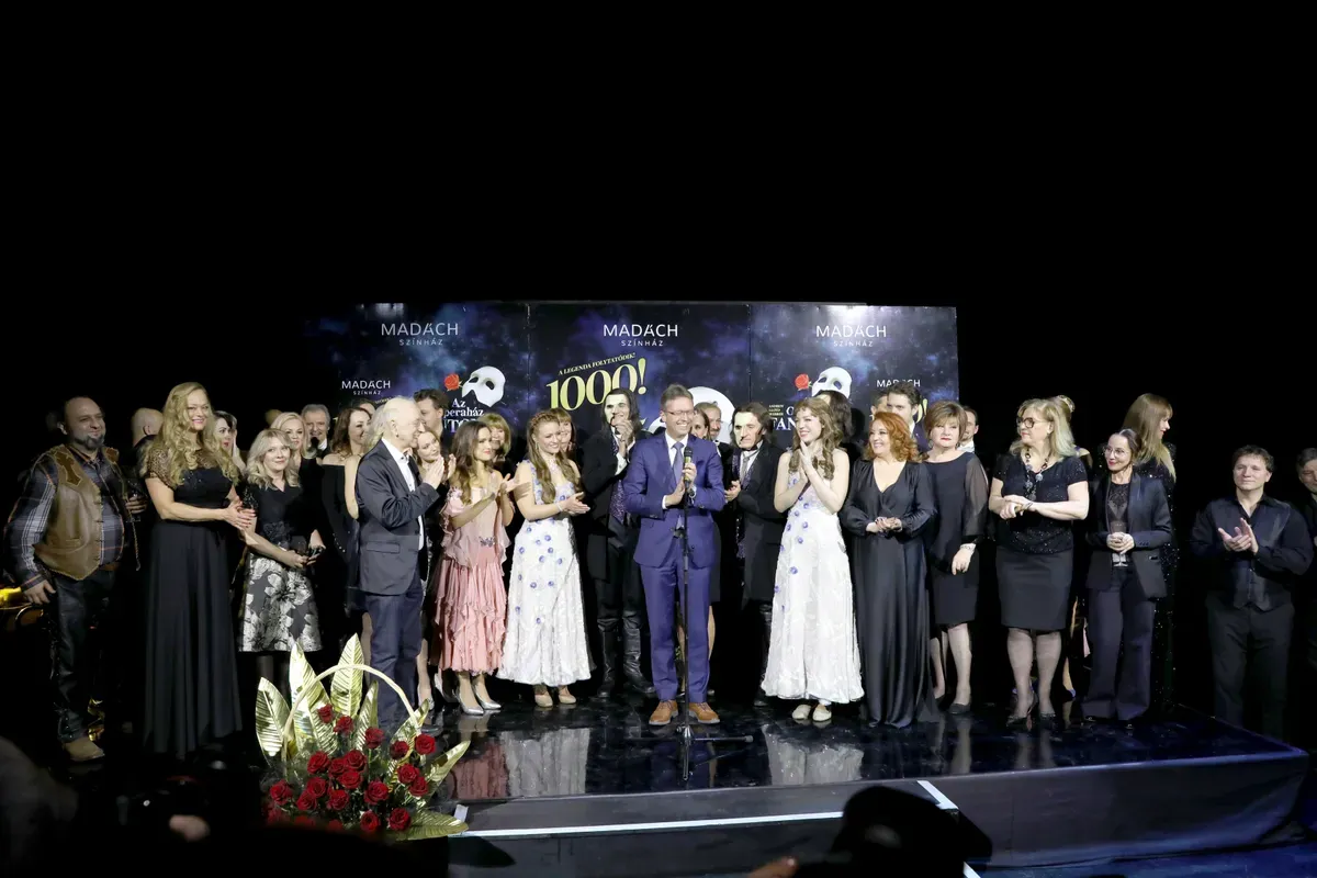 Király Linda az 1000. Operaház fantomja előadáson kollégáival