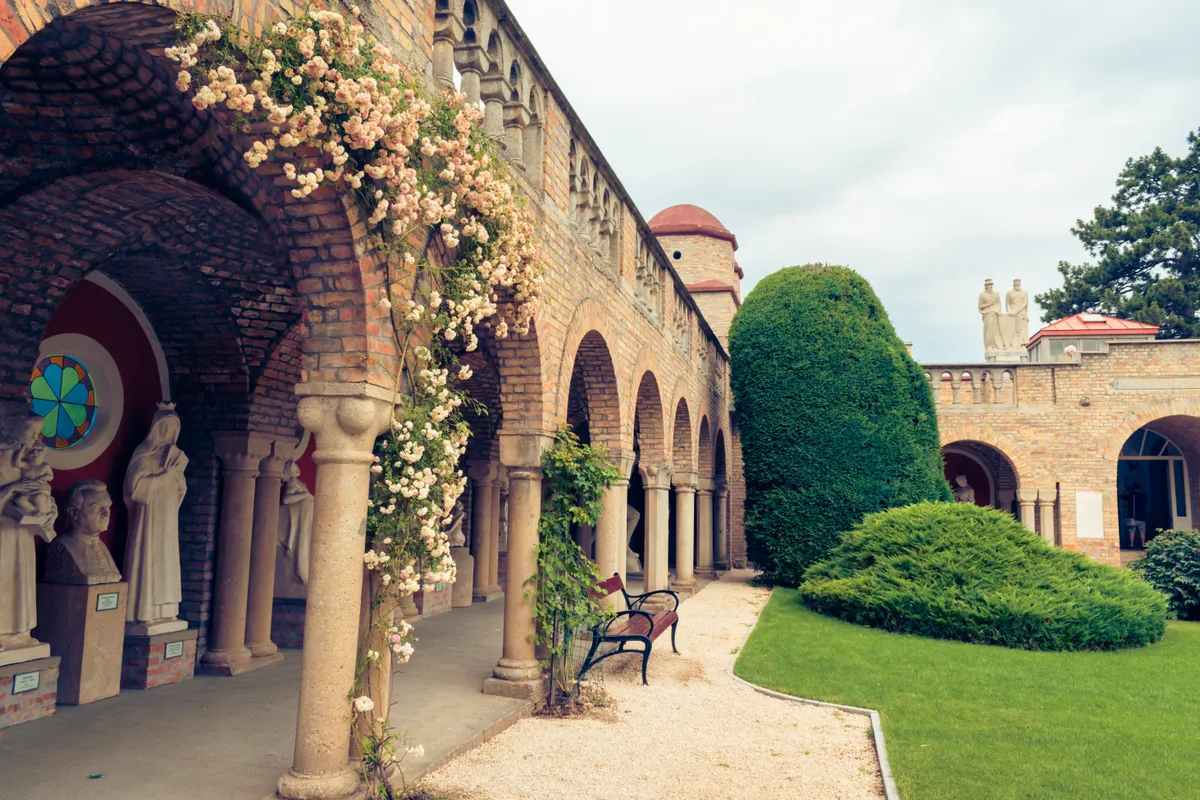A Bory-vár árkádos udvara.