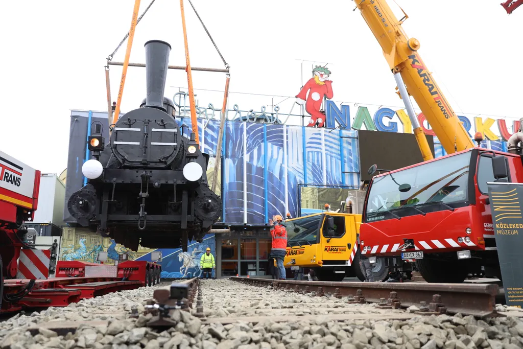gőzmozdonyt emelnek be a Fővárosi Nagycirkusz elé