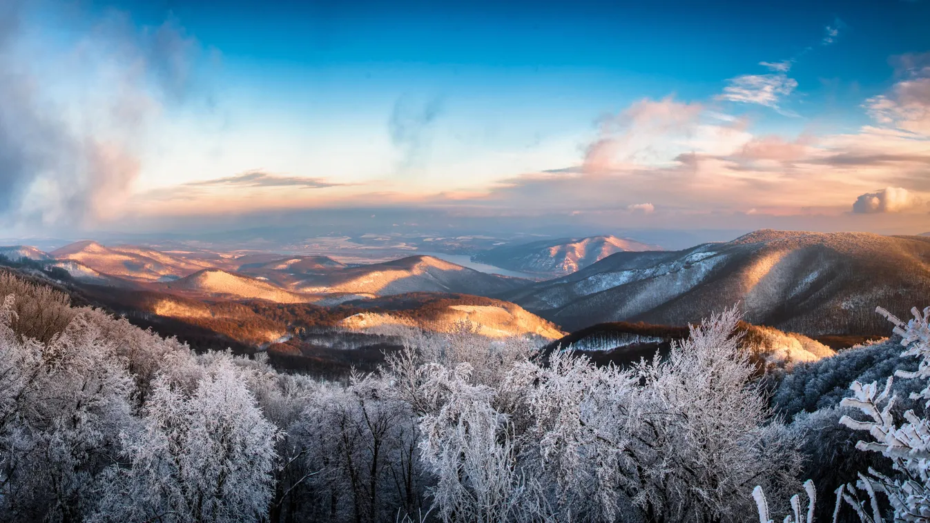 Téli mesevilág a Dobogó-kőről elénk táruló panoráma.