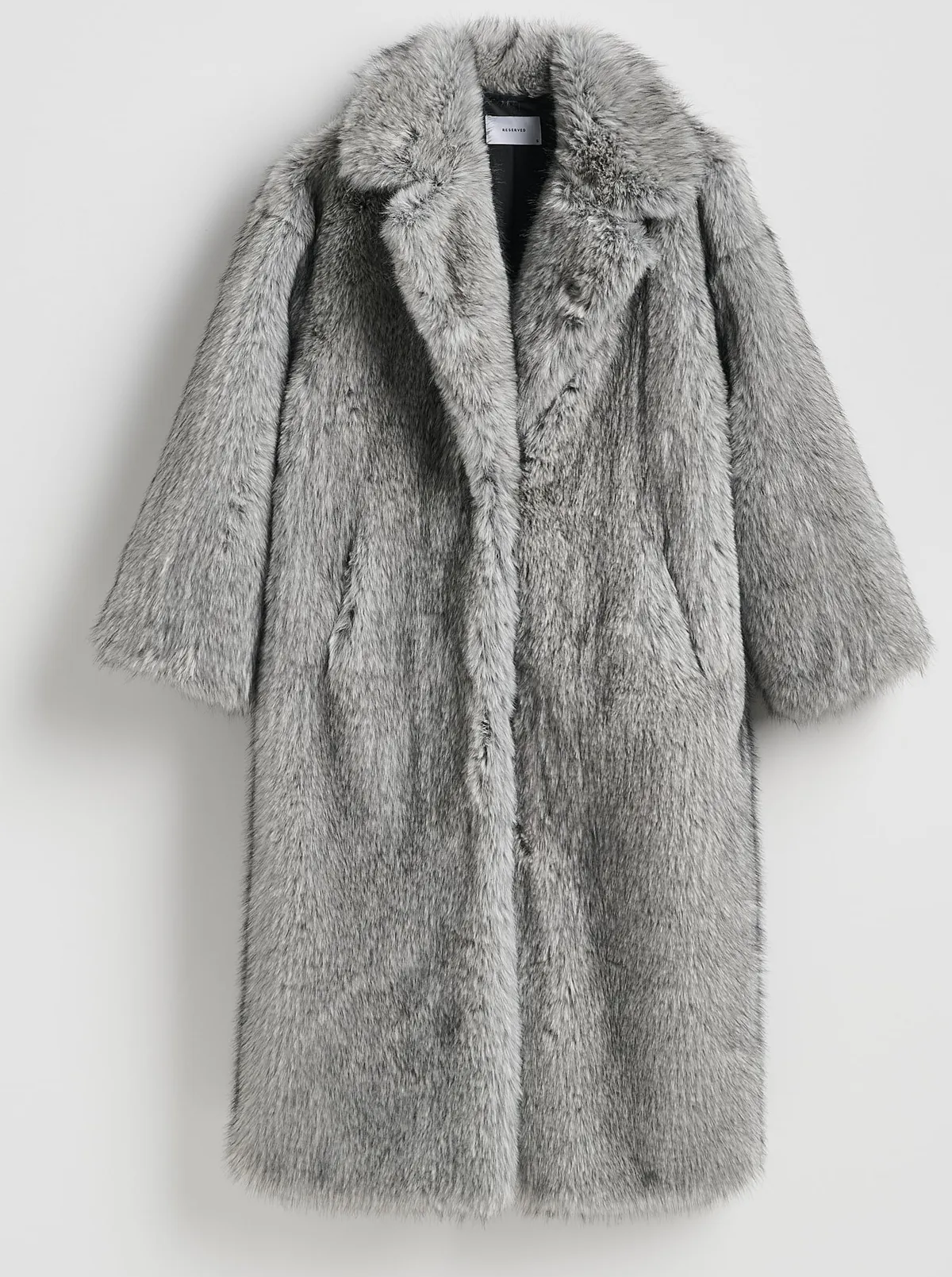 Karácsonyi divat: szürke műszőrme kabát.