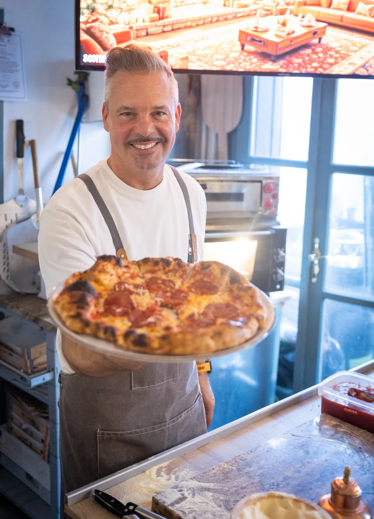 Lázár séf különleges pizzákkal kedveskedett a süteményt sütő hölgyeknek