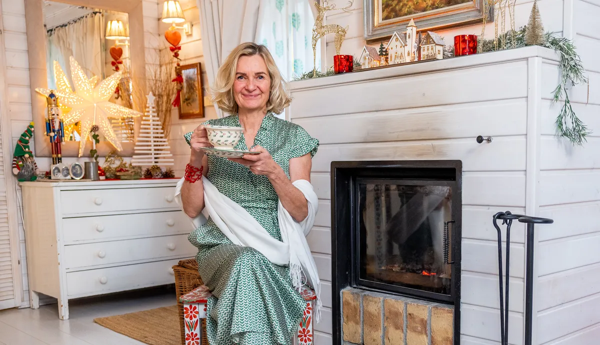 Catherine Dickens ül egy kandalló mellett