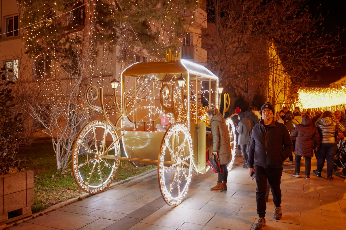 hintót formázó fényinstalláció Európa legnagyobb adventi vására apropójából lett felállítva az utcán.