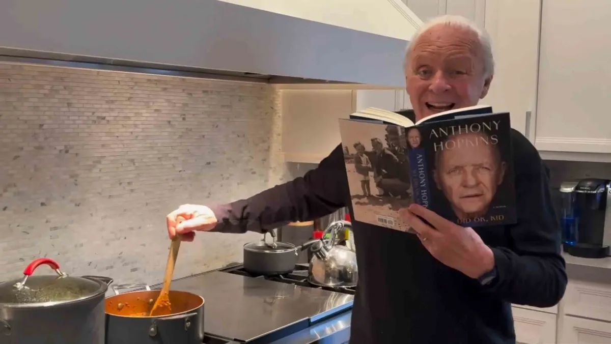 Anthony Hopkins a könyvével a kezében főz