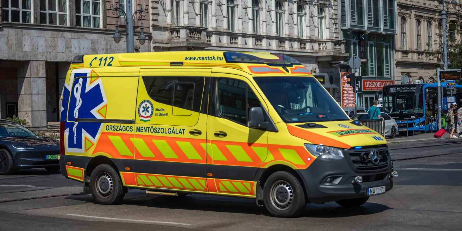 Óriási a káosz Budapesten, mindent elleptek a mentők