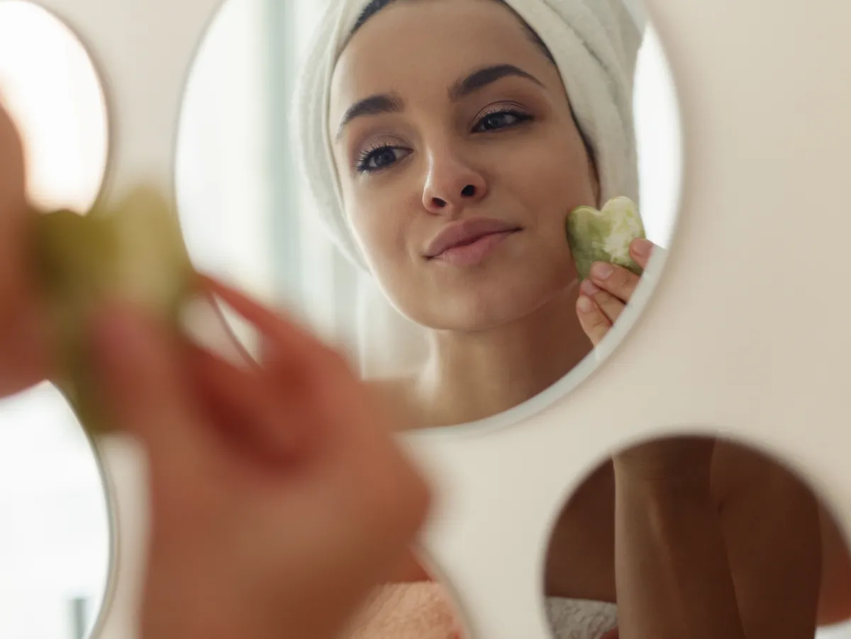 Fiatal nő buli utáni bőrápolási rutinja közben.