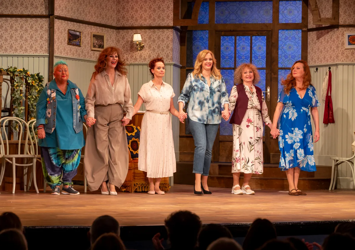 Naptárlányok színdarab premierje hatalmas siker volt