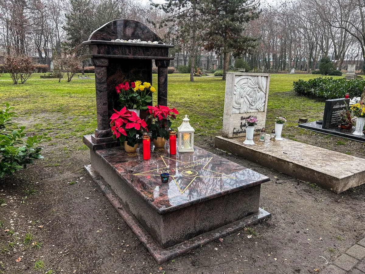 Gábor Zsazsa sírfotózás 2025_12_18
Gábor Zsazsa halálának évfordulója
Fiumei úti sírkert