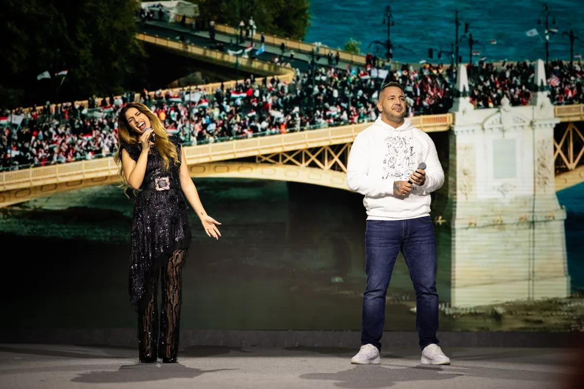 Curtis és Radics Gigi mögött a Békemenet tömegében is gyönyörködhettünk.