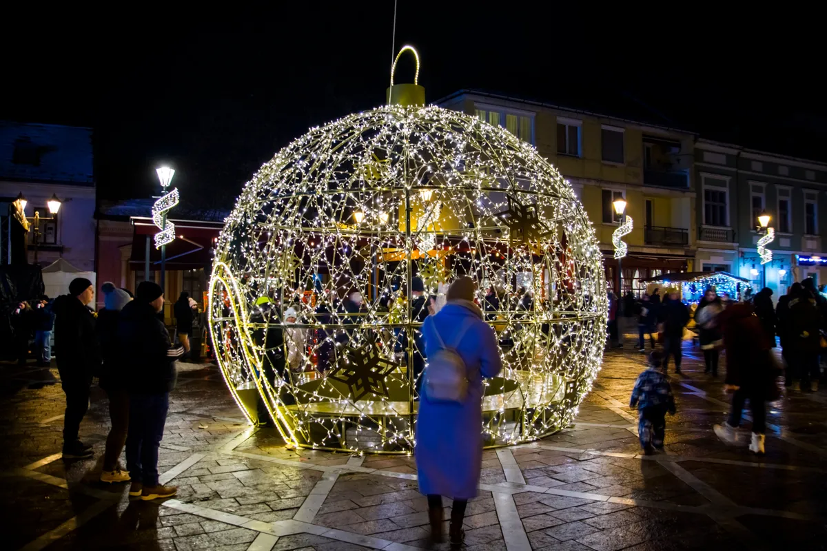 Hatalmas fénylő függődísz az Esztergomi Adventi Vásáron