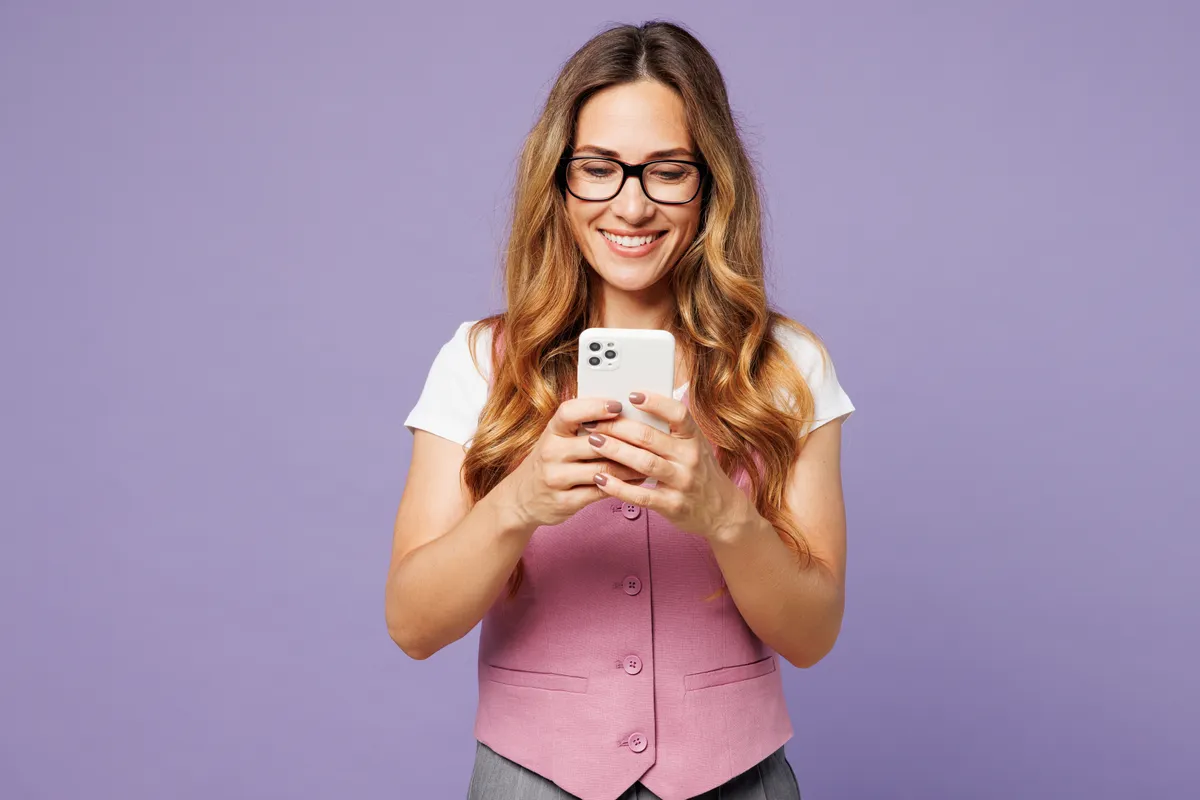 Telefont tartó szemüveges nő a személyiségteszteben.