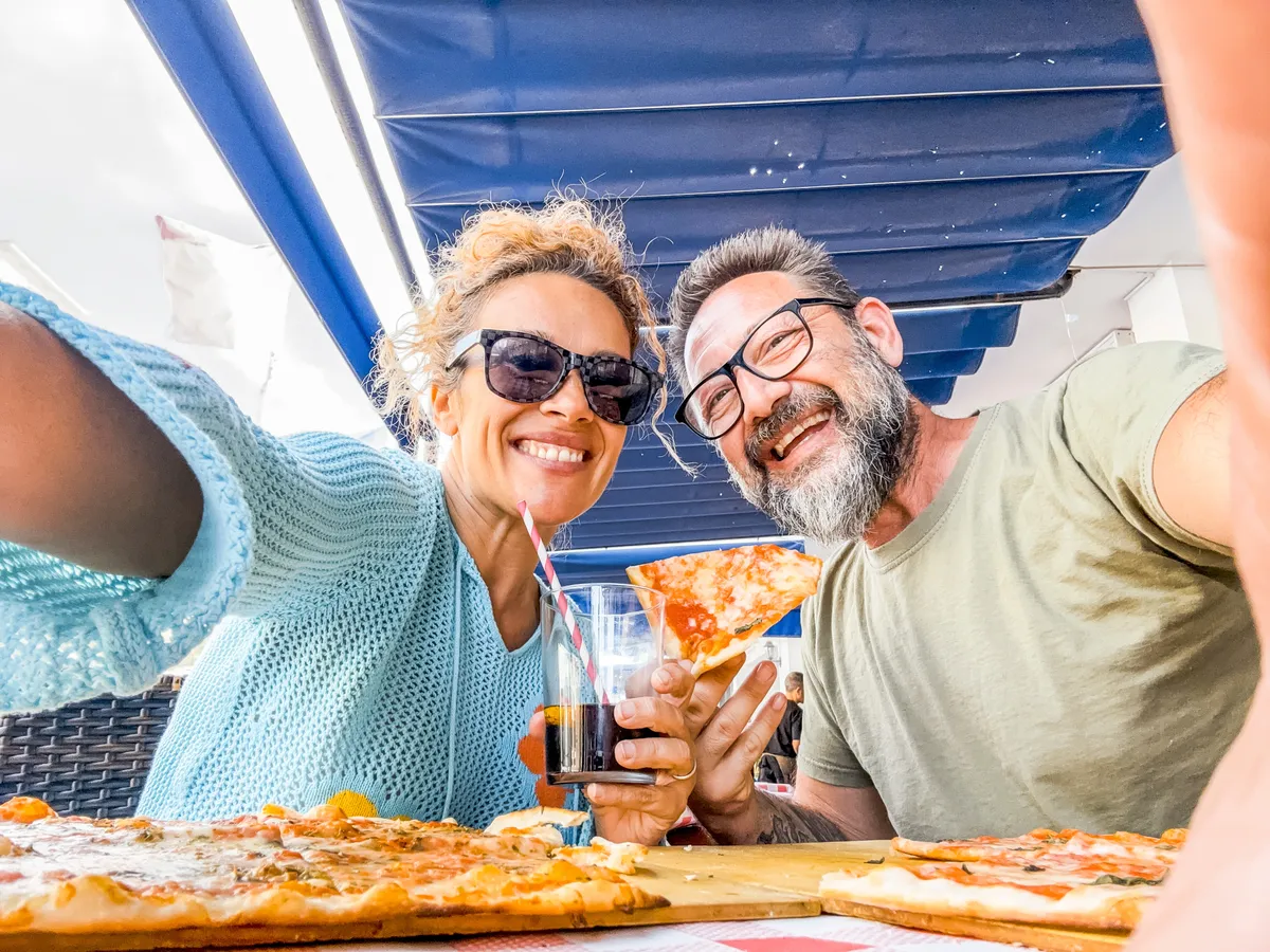 utazási trükkel az étkezések is olcsóbbá tehetők, amitől vidám lesz az ember