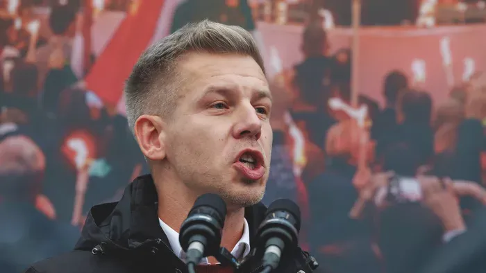 Már lebuktak, de Magyar Péter még mindig tagadja a megszorító csomagot: most menekülnek a kérdések elől