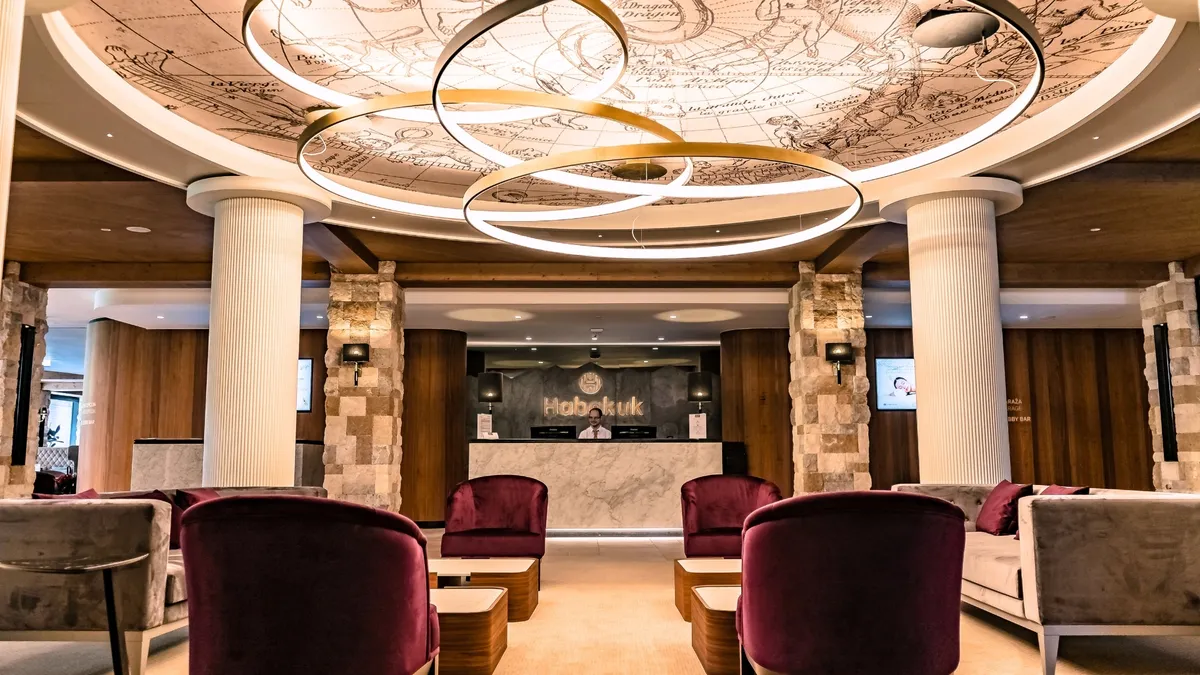 Szlovénia látnivalói közül Hotel Habakuk recepciója.