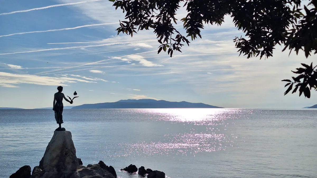 Leány sirállyal - A szobor Opatija jelképe.