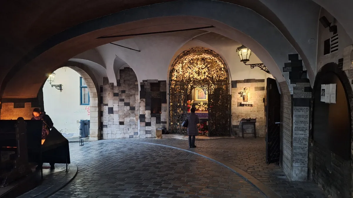 A zágrábi Kőkapu Mária-szentélye.