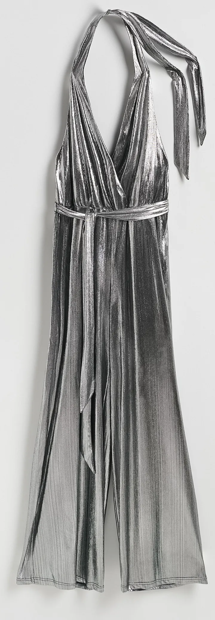 Karácsonyi divat: ezüst színű nyakbakötős overál övvel.