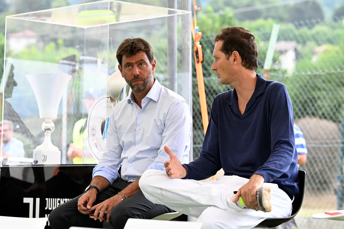 Andrea Agnelli (balra) visszatérne a Tóth Alexre hajtó Juventus élére, a jelenlegi góré, John Elkann viszont megtartaná a hatalmát: egy tehetős kérőt kikosarazott, és a szaúdi trónörökössel kokettál