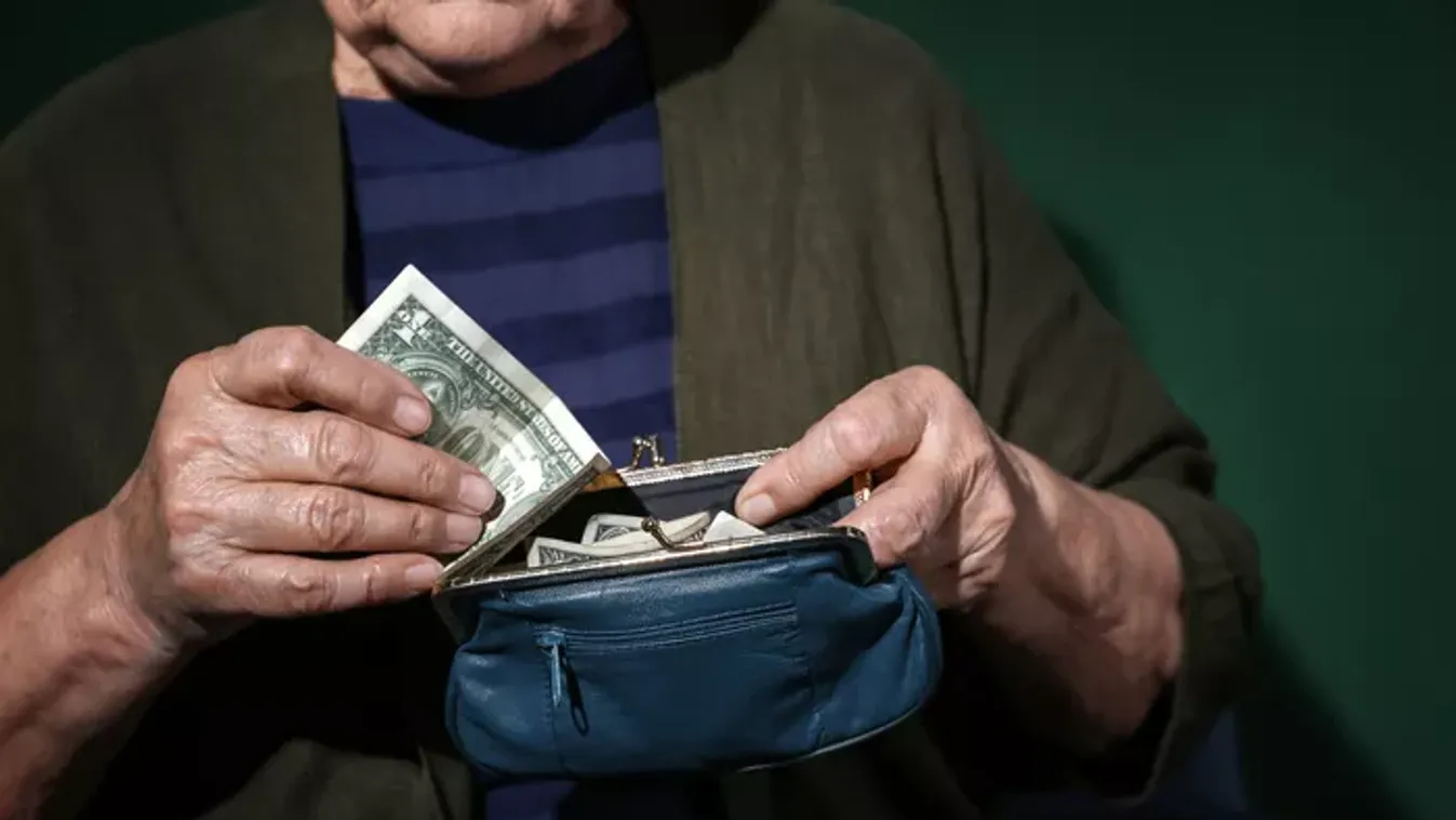 Korábban érkezik a decemberi nyugdíj: már kedden utalják az emelt összegű juttatást