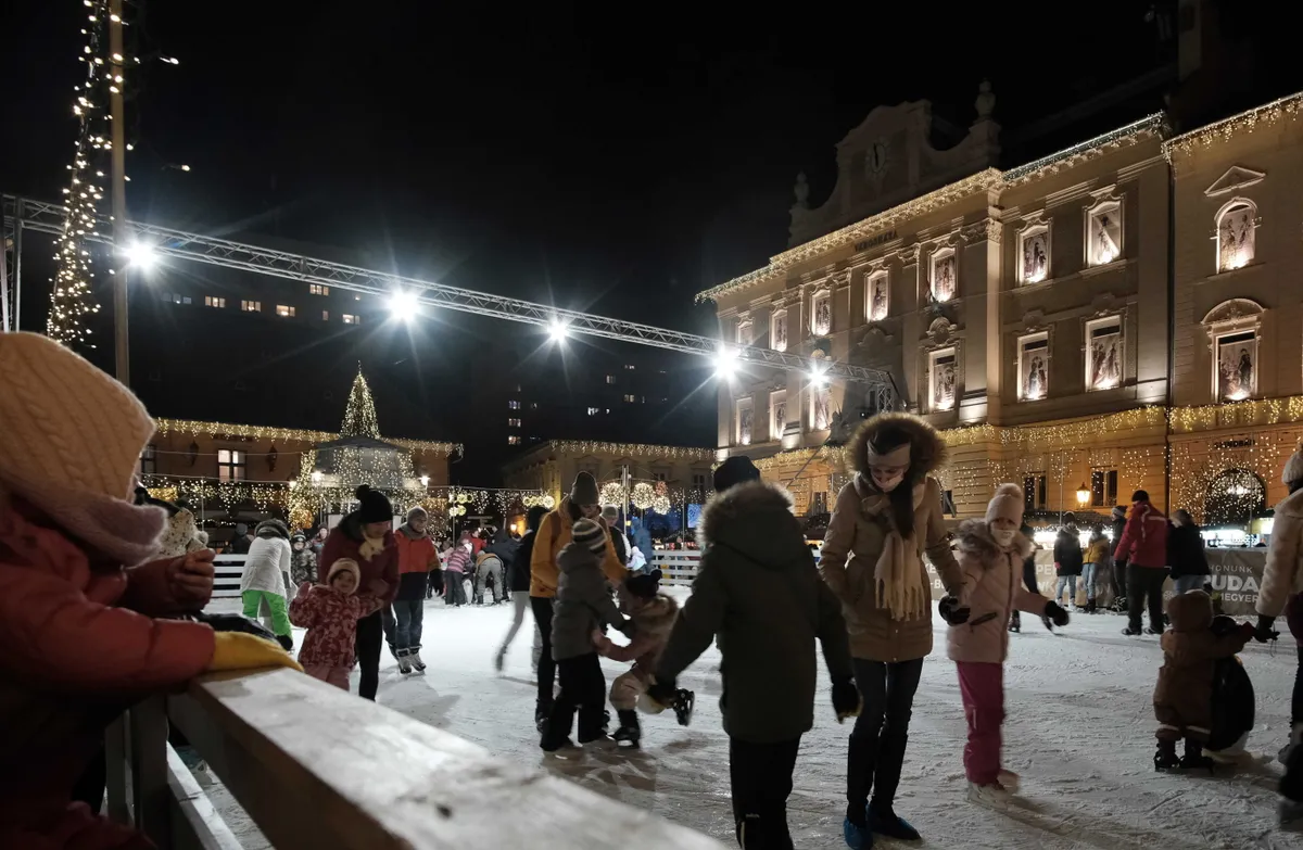 Korcsolyapálya az óbudai Advent rendezvényen, tele korcsolyázó emberekkel